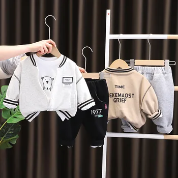 2023 Sonbahar Erkek Bebek Kıyafeti Mektubu Desen Kazak Ceketler Sweatpants Karikatür Ayı T-shirt 3 adet Toddler Güz Kıyafetler