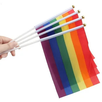 Gökkuşağı El Bayrağı 14 * 21cm 100 adet polyester Eşcinsel Dostu LGBT Bayrağı Küçük El sallayarak Bayrak Afiş plastik bayrak direği dekor
